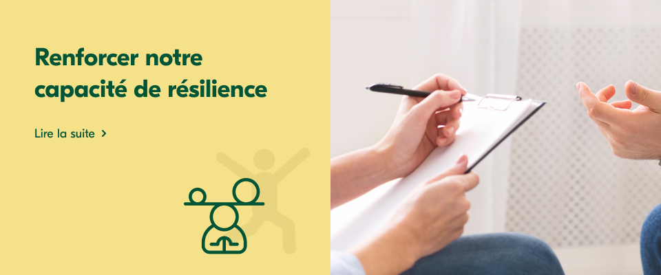 Une image montre une personne qui écrit sur une planche de papier et lit un texte : Renforcer notre capacité de résilience.